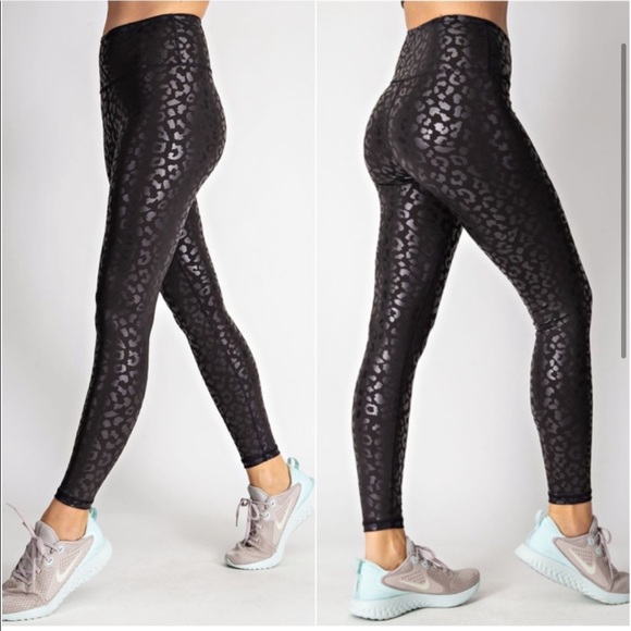 BLACK HIGH QUALITY EMBOSSED LEOPARD YOGA LEGGING - Picture 4 of 5